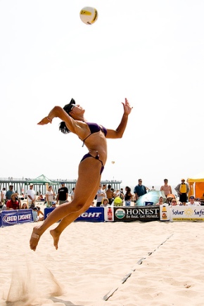 beach-volleyball-serve-jump