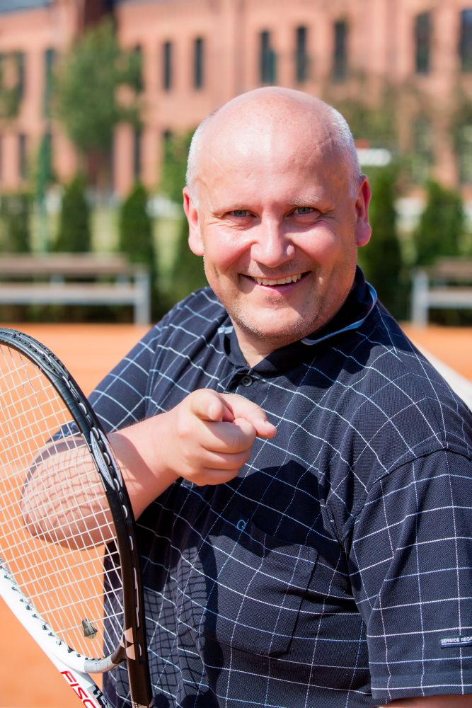 Jaanus Otsa mängib kohvriga tennist Tarvo Kralli vastu